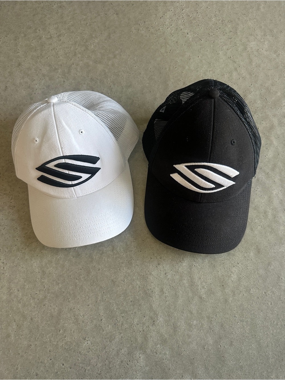 SELKIRK Pickleball Black and White adjustable Caps with Embroidered Logo - Men
